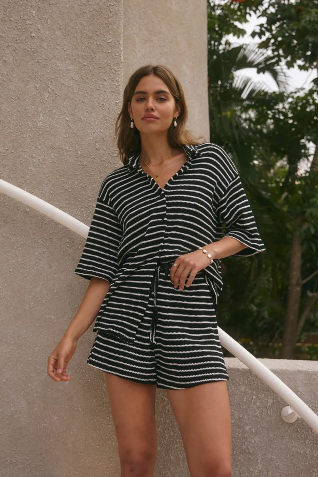 Across Oceans Set Black